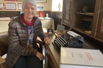 In diesem Dorf im Vogtland gibt es jetzt eine Ü50-Party - Regina Rosenbaum, Gründungsmitglied des Heimatvereins „Topas", im Heimatmuseum.