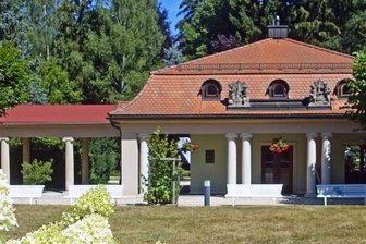In diesem Haus sprudelt es - In diesem Haus quillt ein besonderes Wasser. Nicht geeignet zum Kuchenbacken oder zum Bierbrauen, könnte aber helfen beim Heilen. Es ist die Wettinquelle in Bad Brambach.