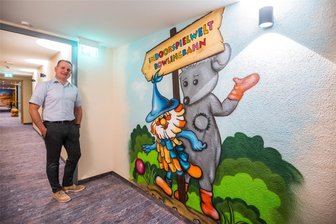 In diesem Hotel im Erzgebirge entsteht eine Indoorspielwelt mit Mäusesee und Käseschloss - Hotel-Geschäftsführer Ralf Schibelius freut sich auf die Eröffnung der neuen Indoorspielwelt, die zu Beginn der Herbstferien sein soll.