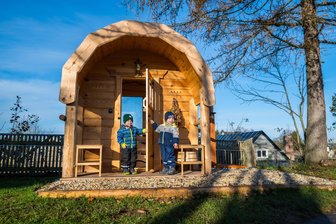 In diesem Kindergarten im Erzgebirge schwitzen schon die Jüngsten - Enno und Till gehen einmal pro Woche mit ihrer Saturn-Gruppe schwitzen. Seit November wird die Fass-Sauna regelmäßig genutzt.