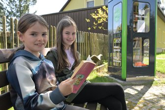 In diesem Ort im Erzgebirge gibt’s jetzt eine Minibücherei - In Hundshübel ist eine Bücherzelle aufgestellt worden – im Bild Ida Müller (8) und Martha Müller (11).