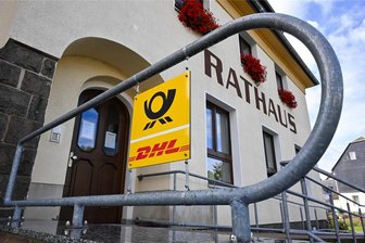 In diesem Rathaus gibt es jetzt Briefmarken - Ab Donnerstag öffnet die Deutsche Post im Claußnitzer Rathaus eine neue Filiale.