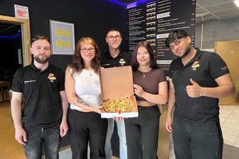 In diesem Team sind alle Mitarbeiter jünger als 23: Jungunternehmer öffnet Pizza-Imbiss in Reichenbach - Das junge Team vom The Piz: (v. l.) Jeremi Queißner, Jeno und Karoj Roshan, Adriana-Joelyn Auerswald und Sukhbir Singh Chauhan.