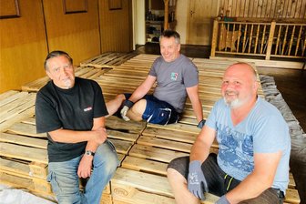 In diesem Traditionsgasthof im Erzgebirge zieht wieder Leben ein - Sitzen Probe auf dem neuen Bühnenunterbau im ehemaligen Traditionsgasthof „Dreihansen“: Bernd Höfer, Jens Becher und Uwe Meier (von links) von den Dittersdorfer Maarguschn.