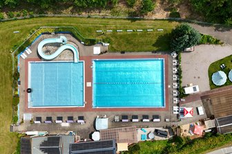 In diesem vogtländischen Freibad kann man jetzt in Tipis übernachten - Das Rodauer Waldbad aus der Vogelperspektive.
