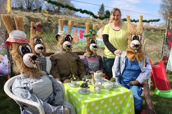 In diesem Vogtland-Dorf sind die Osterhasen zu Hause - Anke Schmidt mit ihrer Osterhasenfamilie am Kaffeetisch.