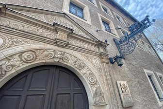 In diesem Zwickauer Gebäude werden Escape Rooms eingerichtet - Mit ihrer historischen Fassade macht die frühere Posthalterei noch immer etwas her – trotz ihres schlechten Zustands.