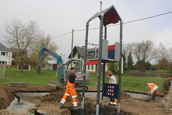 In diesen beiden Vogtland-Orten locken neue Spielplätze - Andy Reißaus (links) und seine Kollegen vom Bauhof stellen das große Spielgerät auf.