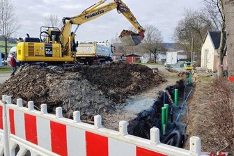 In diesen Tagen herrscht an der Talsperre Pirk Aufbruchsstimmung - Für die neuen Sanitäranlagen laufen derzeit Tiefbauarbeiten. Sie sollen im Mai fertig werden.