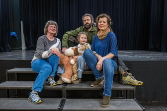 In dieser Familie im Erzgebirge hat jeder sein Herz ans Theater gehängt - Annette Wendler (links) ist die Mutter von Yvonne Unger (rechts). Beide spielen bei der Bergbühne Eibenstock wie auch Falk Unger und die siebenjährige Clara Unger – eine theaterverrückte Familie.