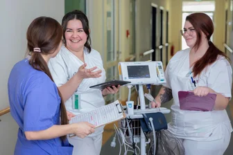In dieser Klinik im Erzgebirge übernehmen die Azubis das Kommando - Auszubildende Hannah Lang (l.) übernimmt während der Schülerstation gemeinsam mit ihren Mitschülern Sophie-Ann und Lena (r.) alle pflegerischen Aufgaben auf der Station C 5.