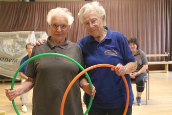 In dieser Sportgruppe in Kleinhartmannsdorf bleiben Männer seit 30 Jahren außen vor - Jutta Schmidt (94 Jahre/r.) und Anni Endler (92) gehören in Kleinhartmannsdorf seit 1996 zur Seniorinnensportgruppe.