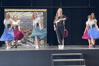 In dieser Stadt im Erzgebirge fiebert man einer Premiere entgegen - Hauptdarstellerin Anna Katharina Bittermann hat die Choreografien für das Musical erarbeitet und mit den Tänzerinnen der Dance Factory einstudiert.
