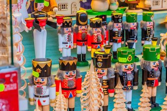 In dieser Stadt im Erzgebirge gibt es erstmals einen Weihnachtsflohmarkt - Nussknacker und Co. sollen bald bei einem ersten Weihnachtsflohmarkt in Schneeberg zum Kauf angeboten werden.