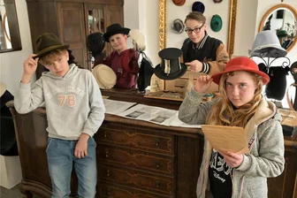 In dieser Stadt im Erzgebirge kennen Kinder die spannenden Ecken - Lößnitz besaß die älteste Hutfabrik Sachsens - und sie wissen Bescheid: Oskar Spillner, Carlos Spranger, Loris Zill und Sylvana Salzer von den Jungen Stadtführern.