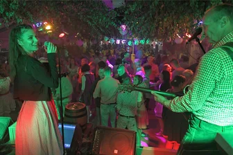 In Dirndl und Lederhose: An der „Alten Elisabeth“ in Freiberg wackelt das Festzelt - Auf der Bühne sorgte die Oktoberfestband Avion aus Großröhrsdorf mit Sängerin Julia für gute Laune.