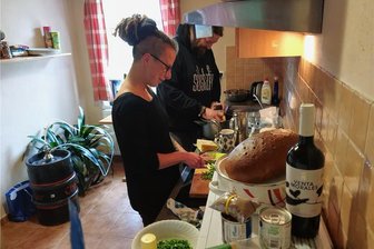 In drei Gängen durch die Stadt: Running Dinner in Annaberg - Tina Röder, hier beim Kochen mit Michael Schaarschmidt, hat an der Premiere von Running Dinner in Annaberg teilgenommen. 
