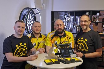 In ehemaligem Fußball-Profi aus Glauchau brennt das Darts-Fieber - Marvin Thiele, Martin Thiele, Robert Bauch und Matthias Kramer (von links) wollen mit ihrer Darts-App für ein noch besseres Spielerlebnis sorgen.