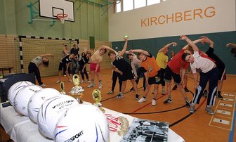 In eigener Halle macht Verbiegen mehr Spaß - 
              <p class="artikelinhalt">Für Pokale und Sachpreise machten sich die Viert- und Fünftklässler ordentlich krumm beim Wettkampf anlässlich der Übergabe ihrer aufpolierten Turnhalle. Jetzt müssen die Kirchberger Neubauerschüler nicht mehr für den Sportunterricht zum Gymnasium flitzen.  </p>
            