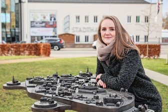 In eigener Sache: Die Neuen für das Chemnitzer Umland und die Wirtschaft - Im neuen Einsatzgebiet: Umland-Redakteurin Julia Grunwald am Tastmodell der Stadt Limbach-Oberfrohna, im Hintergrund die Stadthalle. Sie erreichen die neue Redakteurin unter julia.grunwald@freiepresse.de