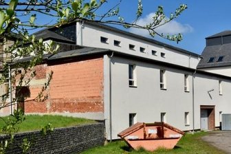 In eine alte Fabrik könnte wieder Leben einziehen - In diesem heute leerstehenden Fabrikbau an der Limbacher Straße in Niederfrohna wurden einst Textilien gefärbt und veredelt.