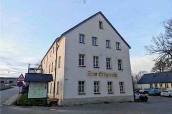 In einem Dorf im Erzgebirge heißt es: Erst putzen, dann feiern - Das "Erbgericht" ist vormittags Treffpunkt für die Putzaktion, abends steigt im Saal der "Blue Moon Dance". 