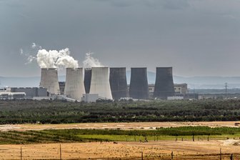 „In einem neuen Land“ von August Modersohn: Der Osten ist keine Kulisse für die Gewissheiten der West-Medien - Das Braunkohlekraftwerk Boxberg.