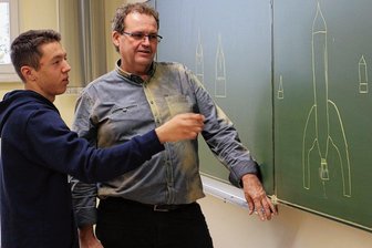 In einem Zwickauer Gymnasium gibt es sogar Raketenwissenschaft - Luca Ihle verfasste im vergangenen Schuljahr, in der 10. Klasse, eine Arbeit darüber, welchen Einfluss die Form von Schubdüsen auf die Bewegung einer Rakete hat. Physiklehrer Joachim Schüller hat die Arbeit betreut.