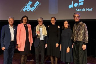 In einer Reihe mit der Oscarpreisträgerin: Hof verleiht Filmtage-Preis an Dokumentarfilmer - Peter Goedel (3. von links) erhielt die Auszeichnung von Eva Döhla, Hofs Oberbürgermeisterin (rechts daneben).