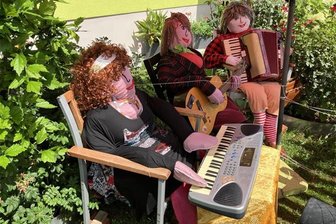 In einer Stadt im Erzgebirge sind die Puppen los: Was es mit diesen auf sich hat - Diese Puppen stellen Mitarbeiterinnen der Musikschule Decker dar, die vor dem Geschäft musizieren.