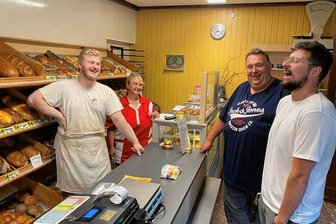 In einer Woche ist der Ofen in Unterheinsdorf aus: Die „wirtschaftliche Lage“ zwingt Sachsens einst jüngsten Bäckermeister in die Knie - Humor ist, wenn man trotzdem lacht. Tommy Leidereiter mit seiner Mutter Janet Leidereiter und Kunden im Ladengeschäft. In einer Woche öffnet die Traditionsbäckerei das letzte Mal. Der Bäckermeister und die Verkäuferin bleiben dem Bäckerei-Metier treu.