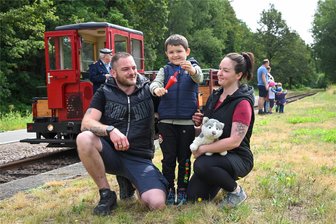 In einer Woche ist Schulanfang: Wo es jetzt im Chemnitztal schon Zuckertüten gab - Tom Wintrich mit Sohn Lenny und Frau Christin aus Burgstädt waren bei der Zuckertütenfahrt dabei.