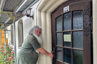 In einstiges Armenhaus im Erzgebirge wird jetzt viel Geld gesteckt - Ortsvorsteher Frank von Jagemann liegt das Dorfgemeinschaftshaus besonders am Herzen.
