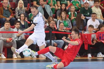 In entscheidenden Momenten fehlt das Spielglück: HOT 05 Futsal verpasst erneut die Krönung - Der Schütze zur zwischenzeitlichen Führung für HOT 05, Dmytro Sorokin (l.), im Kampf um den Ball mit Gjokica-Djo Arsovski von Weilimdorf.