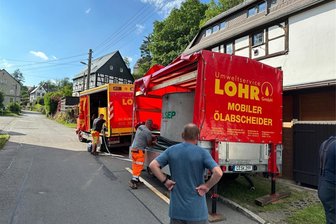In Erdmannsdorf läuft weiter verschmutztes Wasser aus einer Quell-Leitung - Eine Spezialfirma stellte an der Alten Dorfstraße in Erdmannsdorf zunächst einen mobilen Ölabscheider auf. Seit fast zwei Wochen läuft mit Schadstoffen verschmutztes Wasser aus einer Leitung, deren Quelle und Verlauf niemand genau kennt.