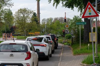 In Erlau sehen Autofahrer lange Rot: Wie lang bleibt die Ampel am „Sachsenhof“? - Die Ampel in Erlau aus Richtung Mittweida kommend.