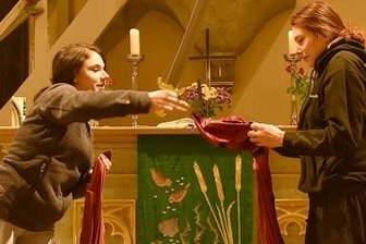 In Erlbach lebt die Martins-Legende auf - In der Kirche stellten Helene Seifert (links) und Gwendolin Eßbach die Szene nach, als Martin seinen Mantel mit einem Bettler teilte.