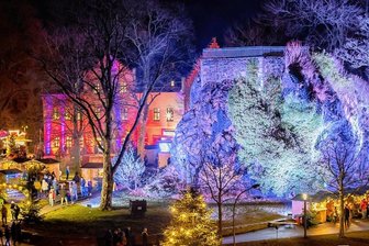 In Falkenstein leuchtet am Wochenende wieder der Schlossfelsen - Zum Bornkinnelmarkt in Falkenstein soll es am Wochenende wieder, wie im Bild im Jahr 2019, ein Adventsleutengeben. 
