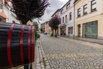 In Falkenstein wird die Schloss- zur Weinstraße gemacht - Wenn Weinfest gefeiert wird, zeigt sich Falkensteins Schlossstraße deutlich belebter. Samstag ist es soweit.