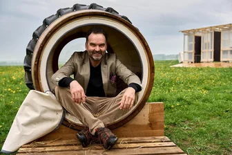 In Fass, Schubkarre oder Trampolin: Kunstvolle Schlafplätze für Pilger auf dem sächsischen Jakobsweg - Biohof-Betreiber Bert Bochmann im Eichenfass, eine kunstvolle Übernachtungsform am Purple Path und Jakobsweg in Adorf.
