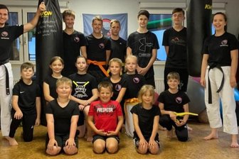 In Fitnessstudio fliegen Fäuste und Füße - Optimistisch an die erste Bewährungsprobe: Die Kickboxgruppe aus Mönchenfrei mit ihren jungen Trainern Isabell Schaefer und Benedikt Schult (l.). Auf acht Aktive wartet am Samstag die DM.