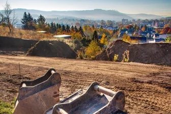 In Flöha gibt es neue Baugrundstücke - Am Bergmannsteig in Flöha hat die Ehrenfriedersdorfer Baufirma EBG Bau mit den Erschließungsarbeiten für das neue Wohnbaugebiet begonnen.