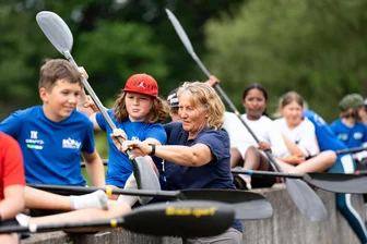 In Flöha: Kanu-Olympiasiegerin verrät ihre Tricks - Nach dem Trockentraining mit Anett Schuck (M.) ging es für die Nachwuchskanuten direkt ins Wasser.