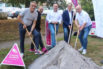 In Flöha startet der Ausbau fürs schnelle Internet - Hendrik König von der Telekom (2. v. r) sowie der Flöhaer Oberbürgermeister Volker Holuscha (l.) freuen sich, dass das Glasfaserprojekt nun startet.