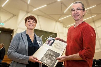 In Frankenbergs neuer Jugendkunstschule geht die Post ab - Rolf Büttner überreichte Uta Berthold im Probensaal als Geschenk Gottfried Bammes' international anerkanntes Standardwerk und Lehrbuch zur Künstleranatomie mit einer Widmung des Freiberger Künstlers Volker Träger.
