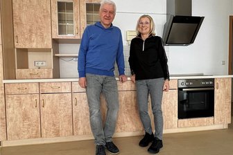 In Frankenbergs Rathauspassage weht ein frischer Wind - Margarethe und Hans Schneider sind die neuen Eigentümer der Rathauspassage in Frankenberg. Hier stehen sie in einer der 21 Wohnungen des Gebäudekomplexes.