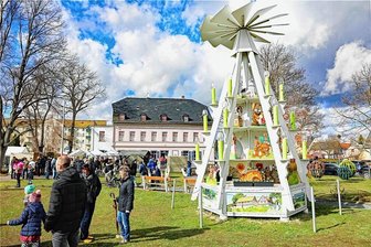 In Fraureuth wird die Osterpyramide angeschoben - Die Osterpyramide vor dem Herrenhaus in Fraureuth zog auch im vergangenen Jahr zahlreiche Besucher an. 