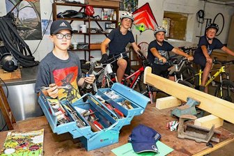 In Fraureuther Ortsteil entsteht eine Schrauberwerkstatt für Fahrradfahrer - Jonah Virginas, Fred Thümmler, Paul Ullmann und Niklas Zimmermann (von links) kennen sich bereits in der Schrauberwerkstatt neben der Kirche aus.