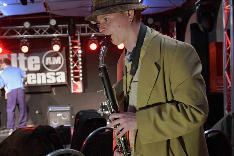 In Freiberg finden erstmals wieder Jazztage statt - Neustart: Der dänische Saxophonist Asger Uttrup Nissen probte gestern in der Alte Mensa in Freiberg für seinen Auftritt bei den Jazztagen. 
