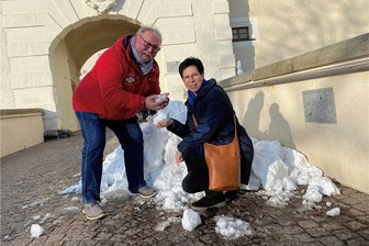 In Freiberg liegt Schnee - aber nur ein bisschen - Petra Fiedler und Frank-Peter Barth freuen sich über den kleinen Schneeberg vorm Schloss Freudenstein in Freiberg.